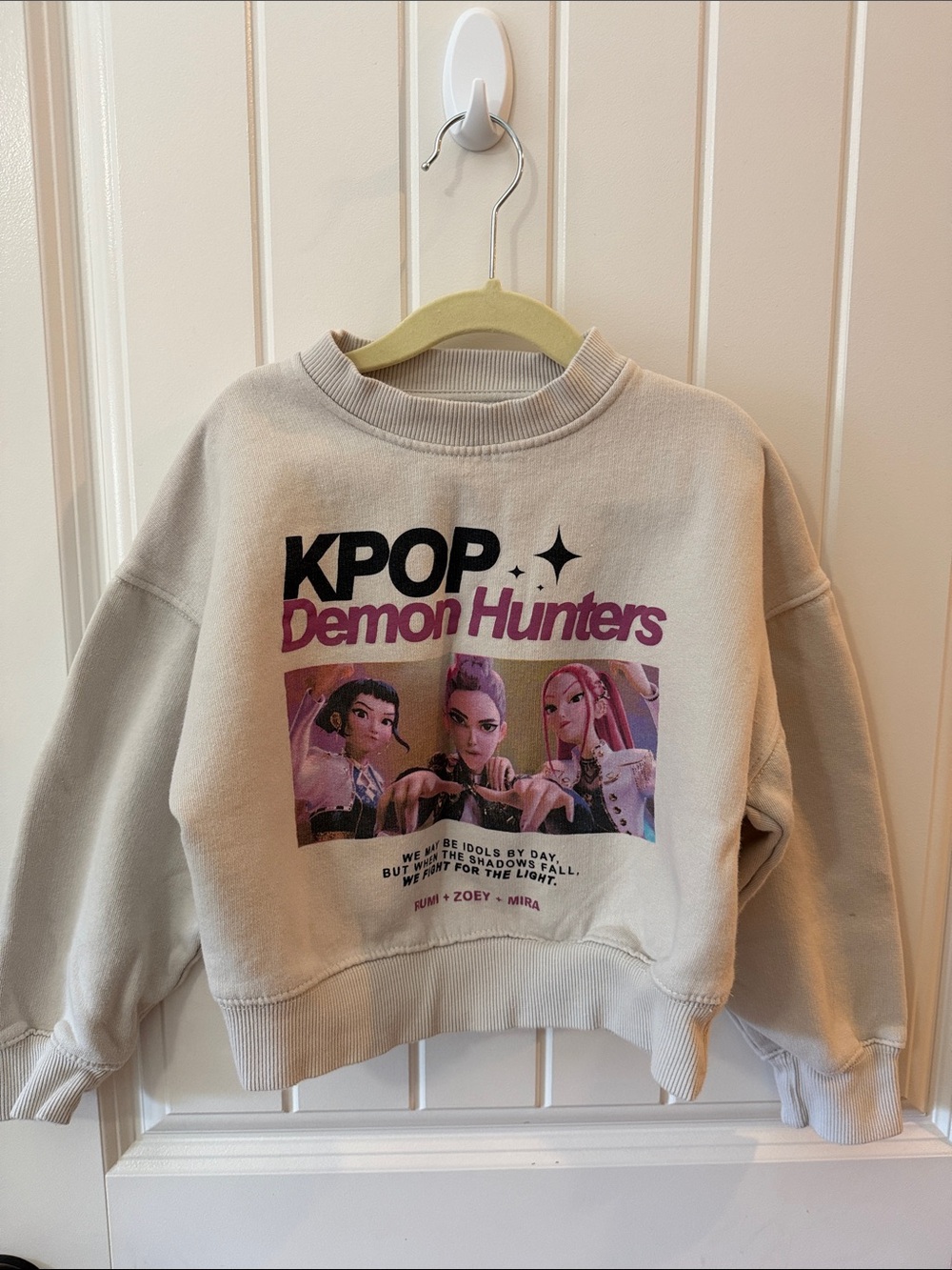 Zara KPop Demon Hunters Beige Sweatshirt with Pink & Black Print size 6-7